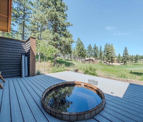 Cottage on the 10th Tee Beautiful Stay for 7 w/ Hot Tub & Fire Pit