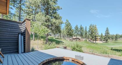 Cottage on the 10th Tee Beautiful Stay for 7 w/ Hot Tub & Fire Pit