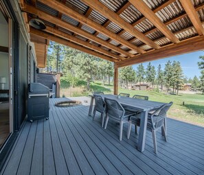 BBQ/picnic Area - Cottage on the 10th Tee Beautiful Stay for 7 w/ Hot Tub & Fire Pit (Eureka)