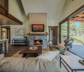 House, Multiple Beds, Hot Tub, Mountain View (Cottage on the 10th Tee) | Living area