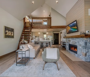 Talo, useita sänkyjä, poreamme, vuoristonäköala (Cottage on the 10th Tee) | Oleskelualue | 42–tuumainen taulutelevisio, jossa digitaalikanavat