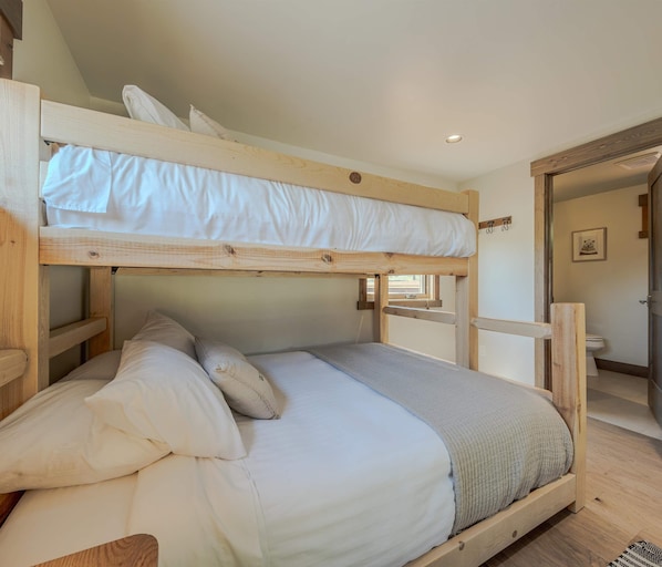House, Multiple Beds, Hot Tub, Mountain View (Cottage on the 10th Tee)