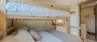 Cottage on the 10th Tee Beautiful Stay for 7 w/ Hot Tub & Fire Pit