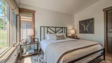 House, Multiple Beds, Hot Tub, Mountain View (Cottage on the 10th Tee) | Individually decorated, individually furnished, bed sheets