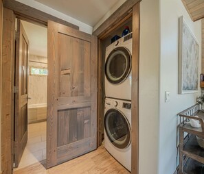 House, Multiple Beds, Hot Tub, Mountain View (Cottage on the 10th Tee) | Laundry