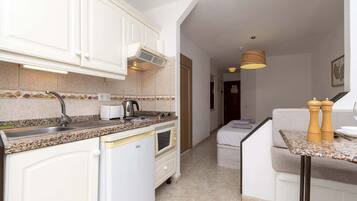 Fridge, microwave, stovetop, cookware/dishes/utensils