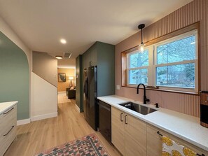 Een koelkast, een microgolfoven, een oven, een kookplaat