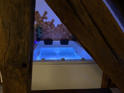 Love Room downtown with Jacuzzi