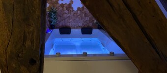 Love Room downtown with Jacuzzi