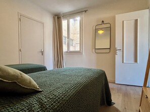 2 bedrooms, iron/ironing board, WiFi, bed sheets - View of the quays - Balcony & Centre of Sète - Comfort Clim (Sète)