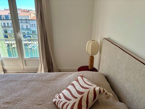 2 chambres, fer et planche à repasser, Wi-Fi, draps fournis