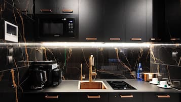 Full-size fridge, microwave, stovetop, dishwasher