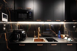 Full-size fridge, microwave, stovetop, dishwasher