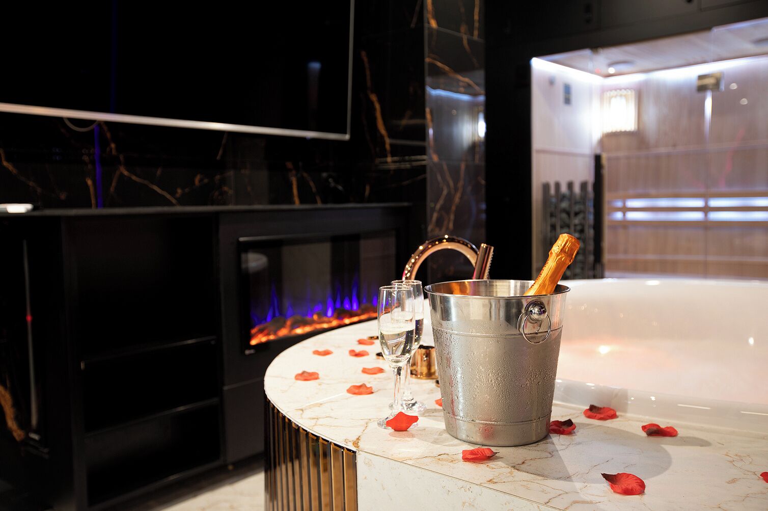 Tabla de planchar con plancha, wifi gratis y ropa de cama 