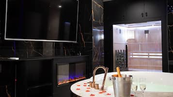 Presidential Apartment | Iron/ironing board, free WiFi, bed sheets