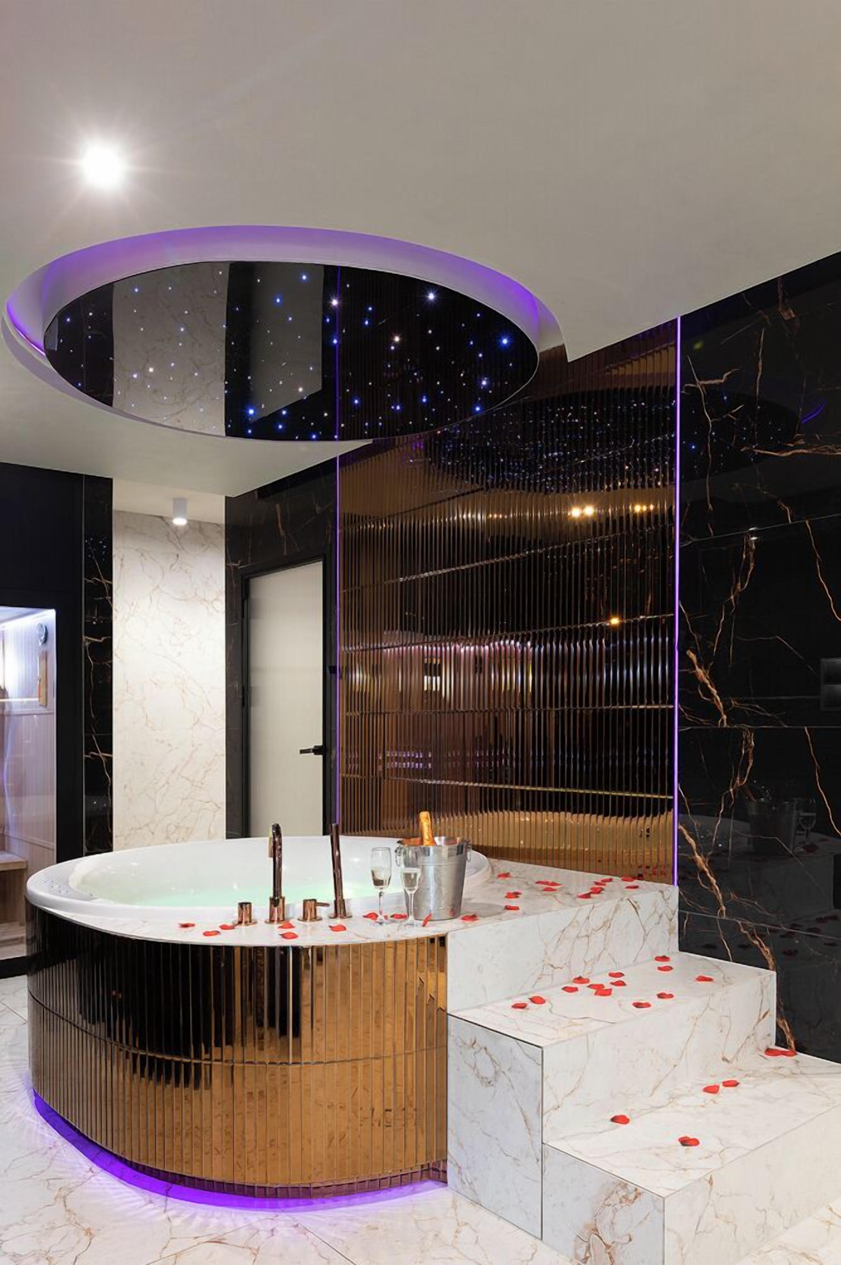 Presidential Apartment | Iron/ironing board, free WiFi, bed sheets