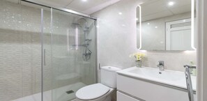 Dusche, Haartrockner, Handtücher