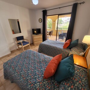 1 camera, una cassaforte in camera, ferro/asse da stiro