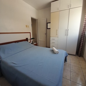 1 chambre, fer et planche à repasser, accès à Internet, literie fournie