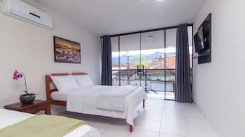 Habitación triple Deluxe, balcón, vista a la ciudad | Wifi gratis
