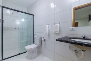 Deluxe Quadruple Room, City View | Bathroom | Shower, free toiletries, hair dryer, towels - Pousada Lagoa Azul (Paraty)