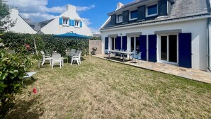 A two-story house with a patio area, a dining table, and outdoor seating. - Lec'h Mat-Port Haliguen Quiberon-Wifi-6p-linen included (Quiberon)