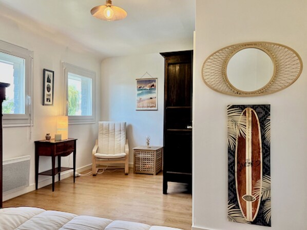 3 habitaciones, tabla de planchar con plancha, wifi y ropa de cama 