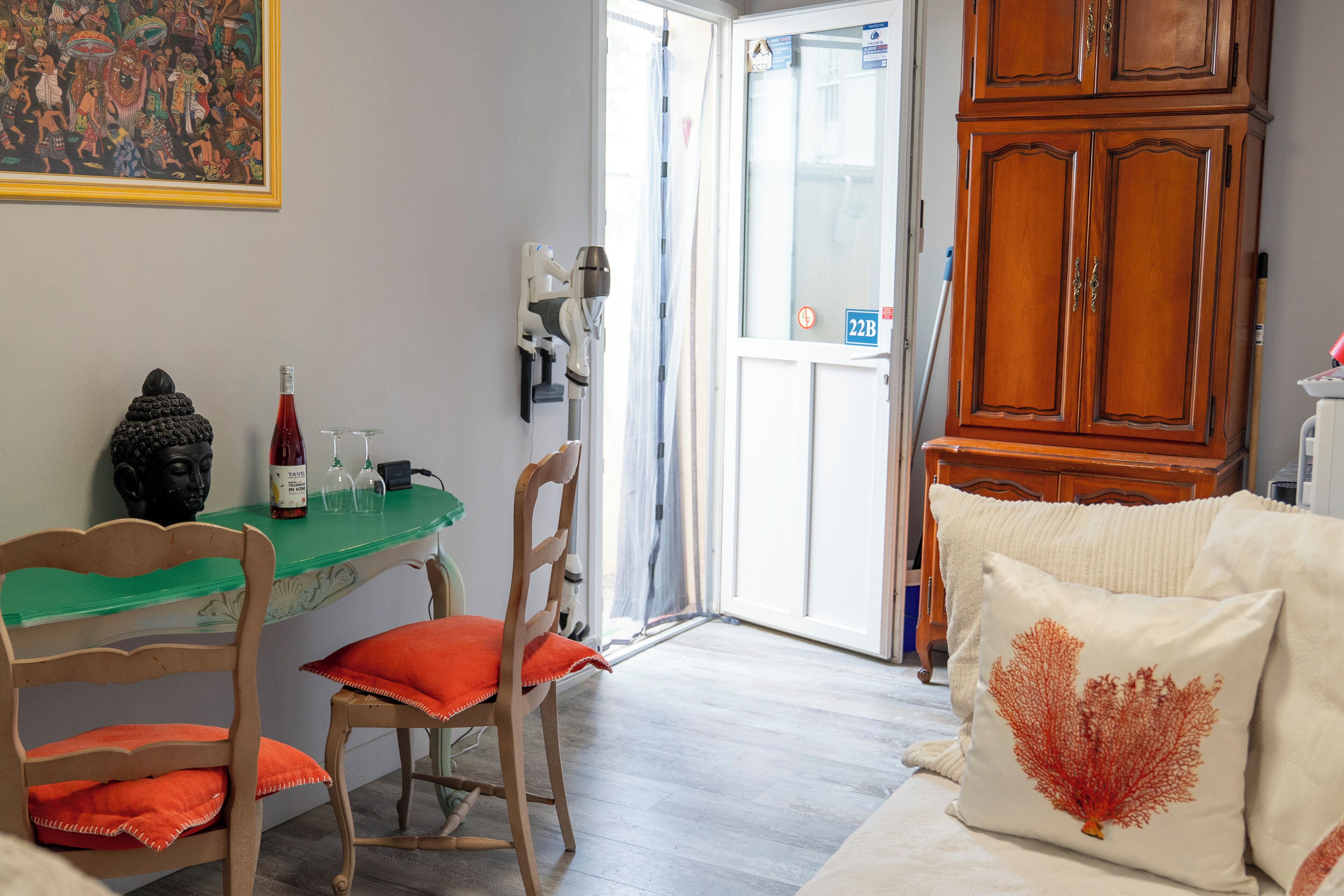 컴포트 아파트, 정원 전망 | 거실 공간