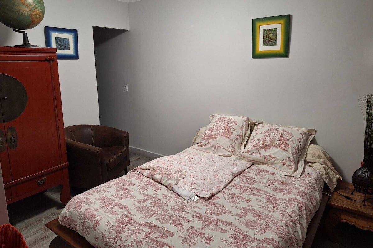 Soundproofing, iron/ironing board, free WiFi