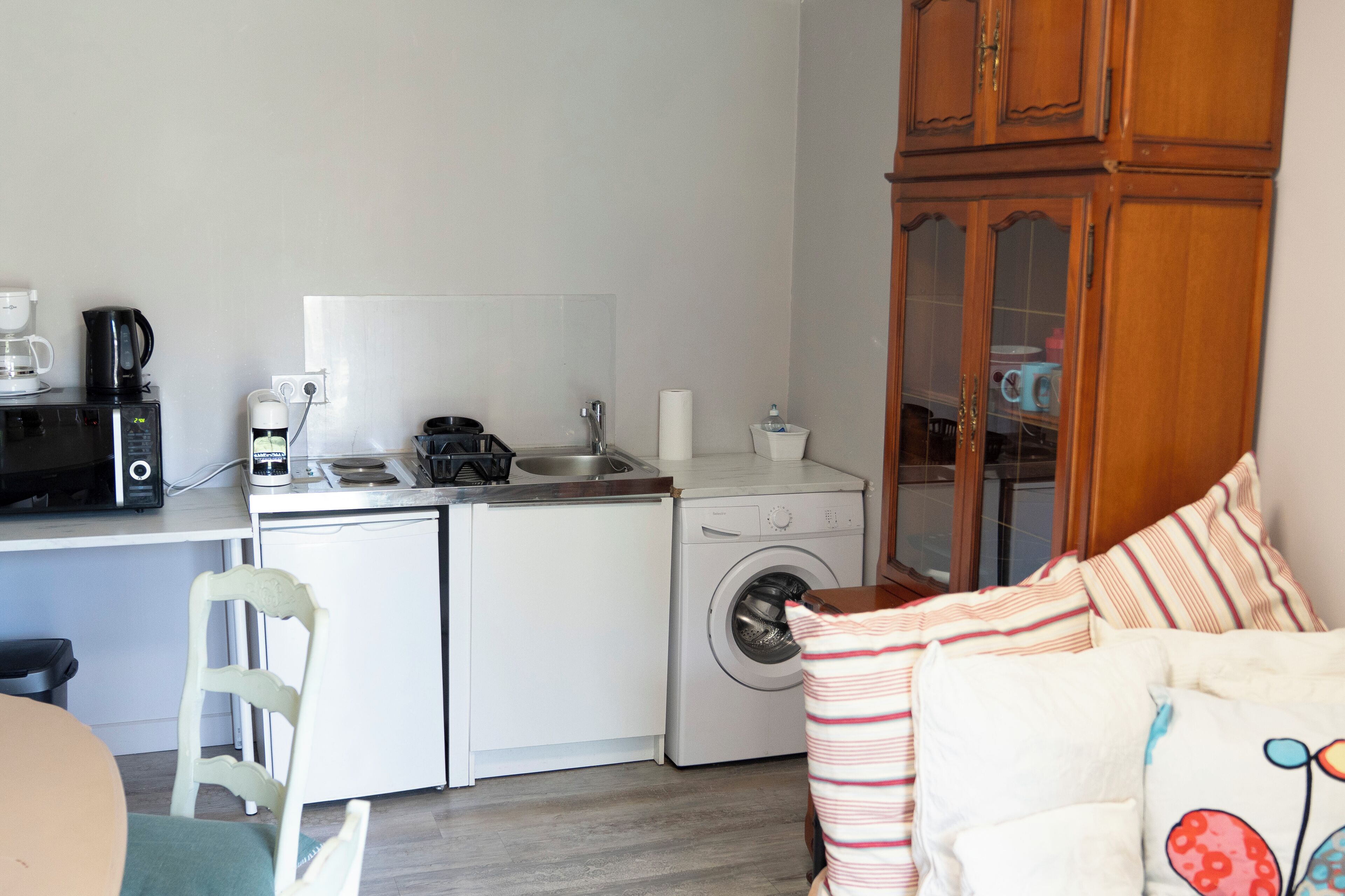 Classic Apartment, Garden View | Private kitchen | Mini-fridge