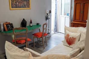 Comfort Apartment, Garden View | Living area - paradis colibri (Avignon)