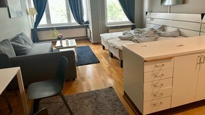 Une chambre d’hôtel moderne équipée d’un lit, d’un canapé, d’un bureau et d’une télévision.