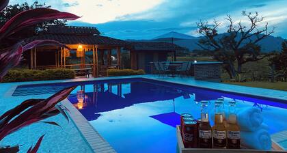 Nature escape in Quindío: Chalet with pool, wifi, kiosk and 5 bedrooms