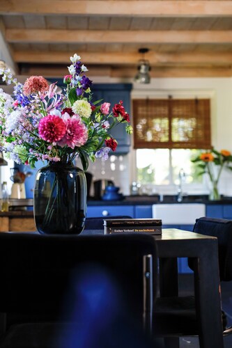 Cozy cottage, view of horse pasture, large garden, pet friendly.