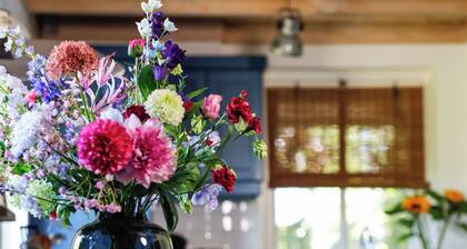 Cozy cottage, view of horse pasture, large garden, pet friendly.