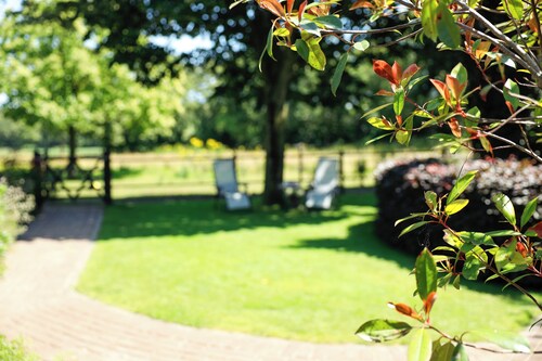 Cozy cottage, view of horse pasture, large garden, pet friendly.