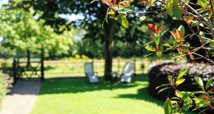 Cozy cottage, view of horse pasture, large garden, pet friendly.