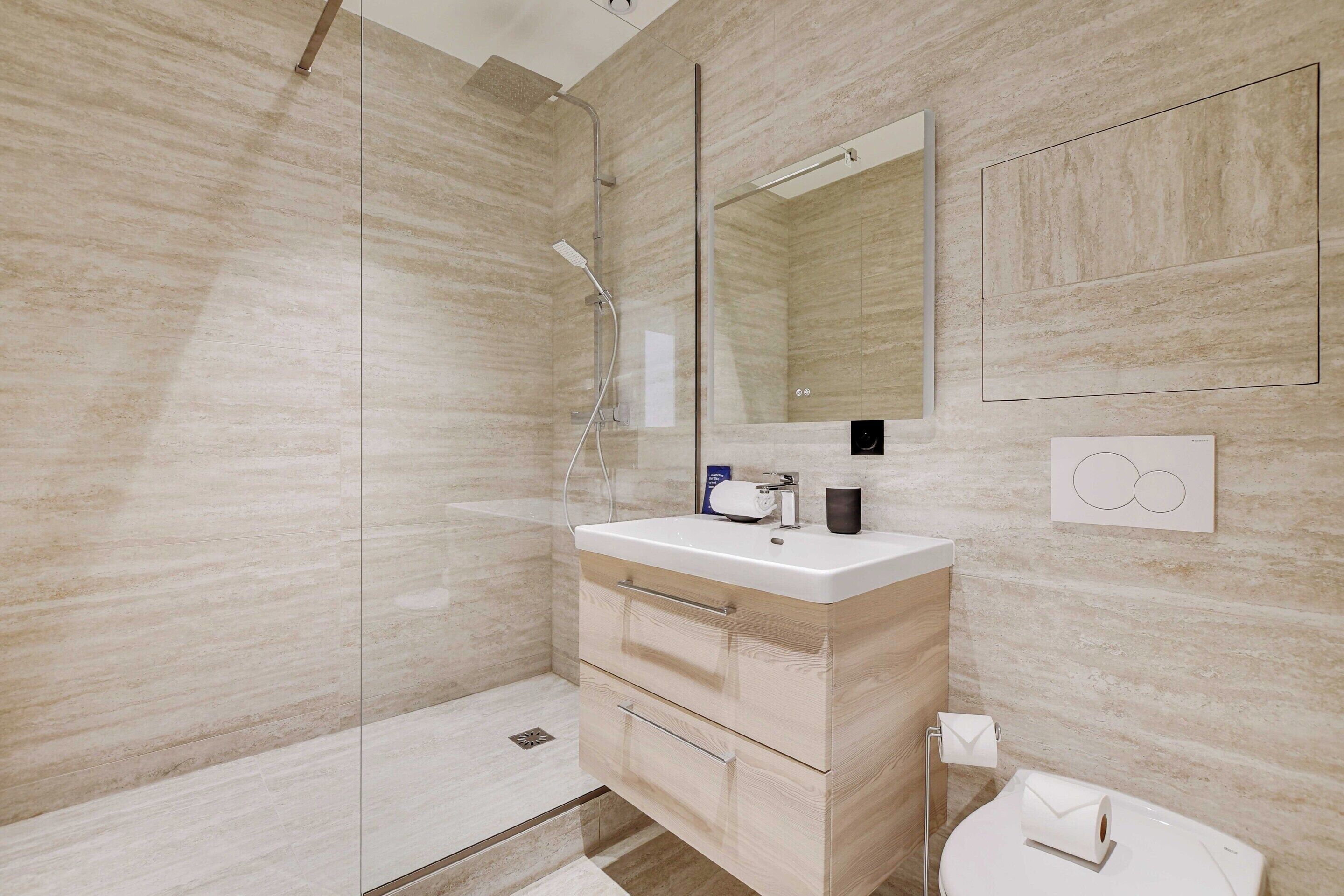 Apartment | Bathroom | Hair dryer, towels, shampoo