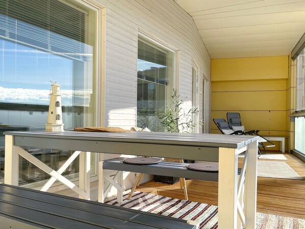 Outdoor dining - Modern compact top floor flat, parking garage, huge balcony, open views (Espoo)