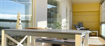 Modern compact top floor flat, parking garage, huge balcony, open views