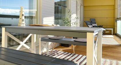 Modern compact top floor flat, parking garage, huge balcony, open views