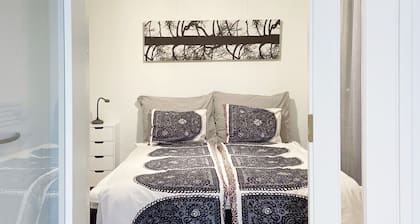 Modern compact top floor flat, parking garage, huge balcony, open views