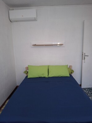 2 bedrooms, iron/ironing board, bed sheets