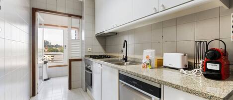 Kühlschrank, Mikrowelle, Ofen, Geschirrspüler