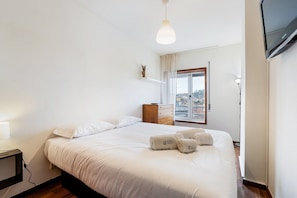 2 bedrooms, iron/ironing board, Internet, bed sheets