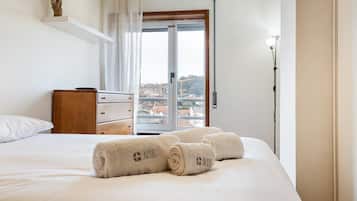 2 bedrooms, iron/ironing board, internet, bed sheets
