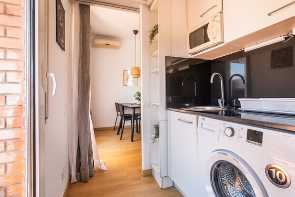 Fridge, microwave, oven, coffee/tea maker