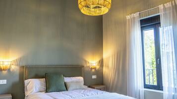 5 bedrooms, iron/ironing board, Internet, bed sheets