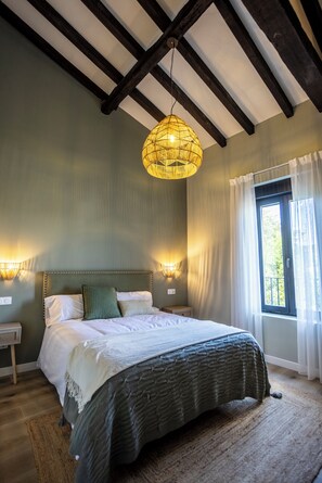 5 bedrooms, iron/ironing board, Internet, bed sheets