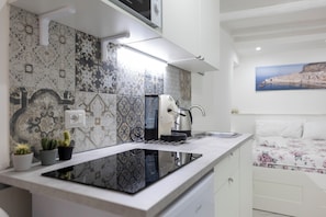 Micro-ondes, four, plaque de cuisson